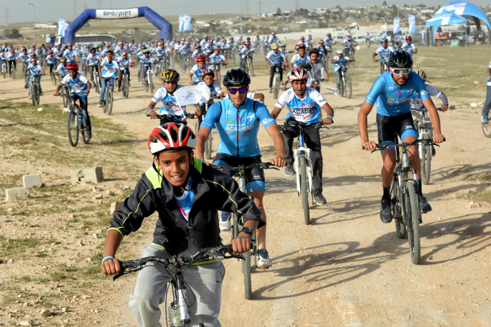 פעילות עם ילדי הפזורה הבדואית (צילום: VELOIMAGES)